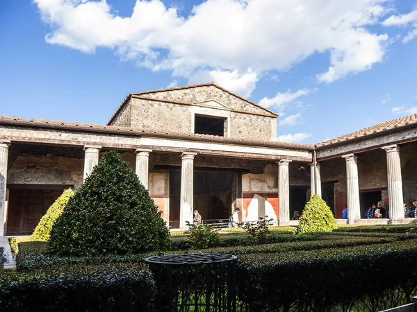 Ayrıca İtalya Napoli yakınındaki Vezüv Yanardağı gölgesi altında Roma şehir Pompei Napoli güneyinde bir kez villada gömülü