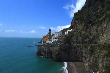 5 mil streç ama 180 kıvrımları ile oraya gitmek için çabaya değer Amalfi Coast dağlarında karşılamak için zor bir yol ile burası deniz nerede