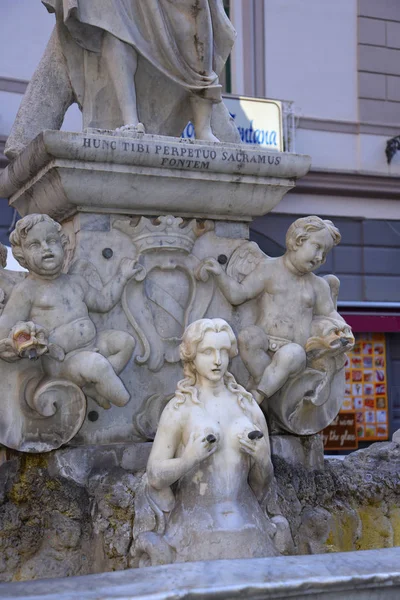 喷泉与 安德鲁在他的十字架与天使和若虫在他之下在可爱的城市阿马尔菲在意大利南部 — 图库照片