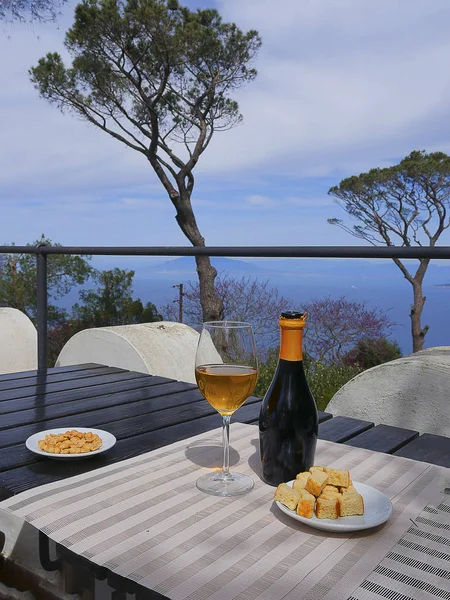 Bicchiere Vino Nel Giardino Una Villa Anacapri Sull Isola Capri — Foto Stock