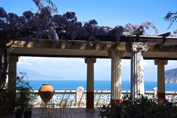 イタリア カンパニア州の小都市であるソレントの海の上の美しいテラス それは人気のある観光地です — ストック写真