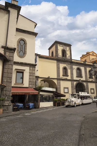 イタリア カンパニア州の小都市であるソレントの聖フランシス教会 それは人気のある観光地です — ストック写真