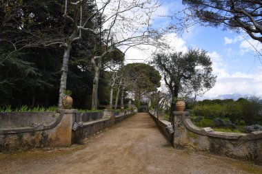 Ravello Amalfi Coast Güney İtalya yukarıda yüksektir. Villa Cimbrone kıyı şeridi üzerinde muhteşem manzaralı güzel hill town cazibesini yeri ve sayısı olağanüstü güzelliği borçlu olduğunu
