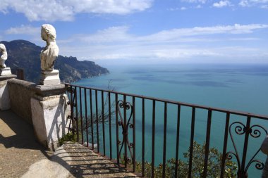 Ravello Amalfi Coast Güney İtalya yukarıda yüksektir. Villa Cimbrone kıyı şeridi üzerinde muhteşem manzaralı güzel hill town cazibesini yeri ve sayısı olağanüstü güzelliği borçlu olduğunu