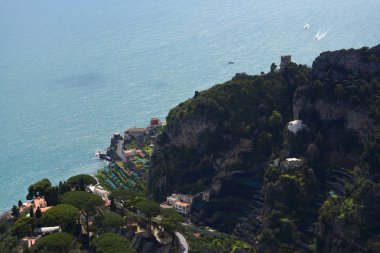 Ravello Amalfi Coast Güney İtalya yukarıda yüksektir. Villa Cimbrone kıyı şeridi üzerinde muhteşem manzaralı güzel hill town cazibesini yeri ve sayısı olağanüstü güzelliği borçlu olduğunu