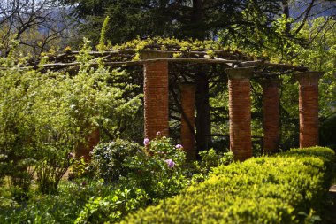 Ravello Amalfi Coast Güney İtalya yukarıda yüksektir. Villa Cimbrone kıyı şeridi üzerinde muhteşem manzaralı güzel hill town cazibesini yeri ve sayısı olağanüstü güzelliği borçlu olduğunu
