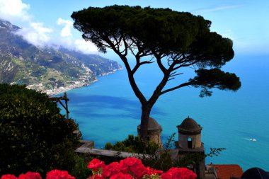 Villa Rufolo Ravello Amalfi Coast bahçeleri ve teraslar aşağı harika manzarası vardır