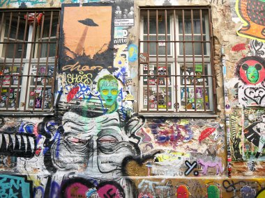 Hackesche Hofe Almanya Berlin başkenti şehir. 9 çekici birbirine bağlı avlular 1906, şimdi tam olarak kendi özgün ihtişamını geri Ww2 sırasında zarar görmüş yerleşik bir dizi bu. Bu IST o sanatsal alan