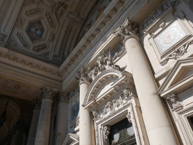 Berliner Dom Protestan katedral Spree Nehri kıyısında şehir merkezinde. Bu Neo Barok tarzında ve 1894-1905 yılında inşa edilmiş