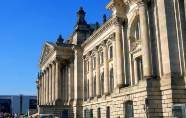 Reichstag, Berlin, Almanya tarihi bir yapı var. Mimar Norman Foster tarafından yeniden yapıldı. 1999 yılında tamamlanmasından sonra bir kez daha Alman Parlamentosu buluşma yeri oldu: modern Federal Meclisi.