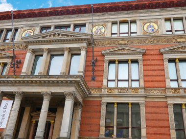Bir iyi bilinen Berlin Sergi Salonu Gropius Bau Europes en önemli sergi mekanları biridir Martin-Gropius-Bau, Aslında Uygulamalı Sanatlar Müzesi ve 1966, listelenen tarihi bir yapı olduğunu