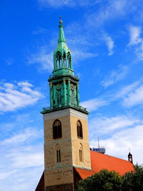 Marienkirche, St Mary's church civarındaki Alexanderplatz, Berlin Almanya