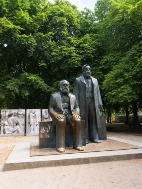Yılında Sovyet Doğu Berlin heykeller Marx ve Engels Alexanderplatz yakınındaki. Humboldt Üniversitesi mezunları olduklarını. Londra'da öldüler. Bu heykeller Sovyet Berlin sektör olanı paylaşırdı vardır