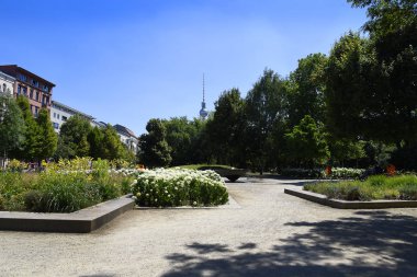 Berlin Mitte.The Park Monbijou Park Monbijou Sarayı ve St. George, ikisi de ikinci Dünya Savaşı sırasında tahrip ve sonunda savaştan sonra yıkılan eski İngilizce Kilisesi eski gerekçesiyle yer almaktadır