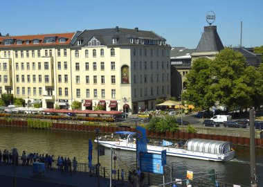 Berlin şehir merkezinden bir nehir Spree Nehri boyunca mimarisi cruises