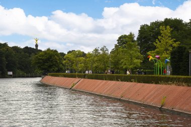 Kıyısında nehir Spree, Berlin Almanya üzerinden şehir merkezi Spree Nehri boyunca bir nehir Kruvazör Mimarlık