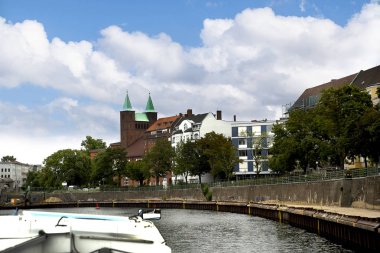 Kıyısında nehir Spree, Berlin Almanya üzerinden şehir merkezi Spree Nehri boyunca bir nehir Kruvazör Mimarlık