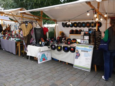 Hackescher Markt Berlin, Almanya, Oranienburger Strasse doğu ucunda yer alan merkez Mitte yöredeki bir kare var. Bu bir önemli ulaşım merkezi ve şehrin gece hayatı için bir başlangıç noktası 's.