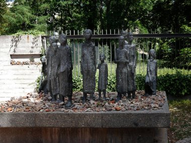 Hamburger Strasse, Berlin Almanya Eski mezarlıkta. II. Dünya savaşında yok edildi ve birkaç mezar taşı vardır, ancak bu Berlin'in en ünlü ve aynı zamanda en sık sık Yahudi mezarlığı ziyaret. Bu heykeller, ölüm kamplarına mağdur