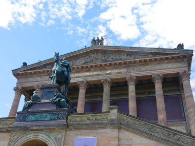 Alte (eski National Gallery) Müzesi Museum Island ın Berlin Almanya tarafından Spree Nehri üzerinde 