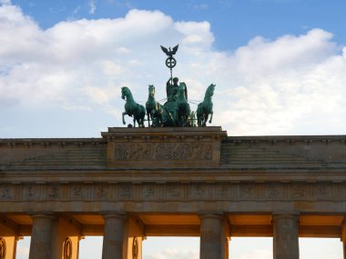 Brandenburg Kapısı Berlin'in en ünlü dönüm noktası olduğunu. Bir sembol Berlin ve Almanca bölümü soğuk savaş sırasında barış ve birlik ulusal bir sembol oldu