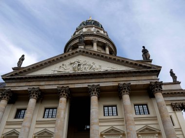  Gendarmenmarkt Berlin'ın en görkemli kare tartışmalı olduğunu. Bu en iyi mimari Üçlü Almanca ve Fransızca Katedraller (Deutscher und Franzsischer Dom) oluşan ve Schinkel Konzerthaus için bilinir. 1700 geri kare tarihleri. 