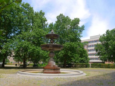 Dükkanlar, daireler, oteller, restoranlar ve kafeler karışımı Berlin Almanya Alexanderplatz alandır. Canlı ve canlı bir alandır