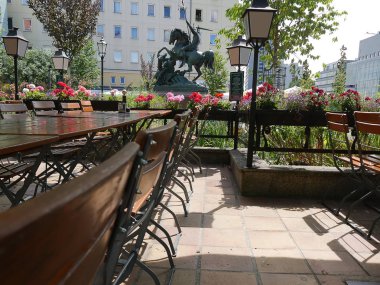 Nikolaikirsche ikiz kuleler apartments, Inns, el sanatları dükkan ve St George öldürme ejderha heykeli ile Berlin Almanya'nın bu güzel alan Spree Nehri tarafından ayırt..