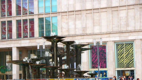 Berlin Almanya Alexanderplazt Alışveriş Alışveriş Alanında Heykel — Stok fotoğraf