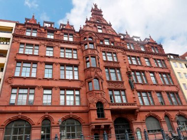 Kırmızı tuğla bina Berlin Almanya'nın Nikolaikirsche bölgesinde Spree Nehri kıyısında