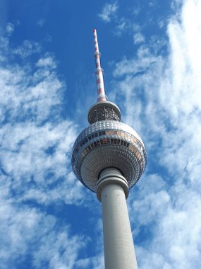 Almanya Berlin Alexanderplatz alan Fernsehturm veya telekomünikasyon kulede yakın Ortaçağ Marienkirche kilise