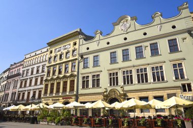 Pazar Meydanı Krakow, Polonya, gayri resmi kültür başkenti kafelerde 2000 yılı için resmi Avrupa Kültür Başkenti seçildi. Yedi milyon yıllık ziyaretçi çeken yerli ve yabancı turistler için önemli bir cazibe vardır