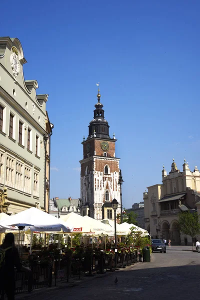 クラクフ ポーランドの非公式の文化的な首都の市庁舎の塔は 2000 年の公式欧州文化首都に選ばれました 700 万の訪問者を集めて ローカルおよび国際観光客にとっては大きな魅力です — ストック写真