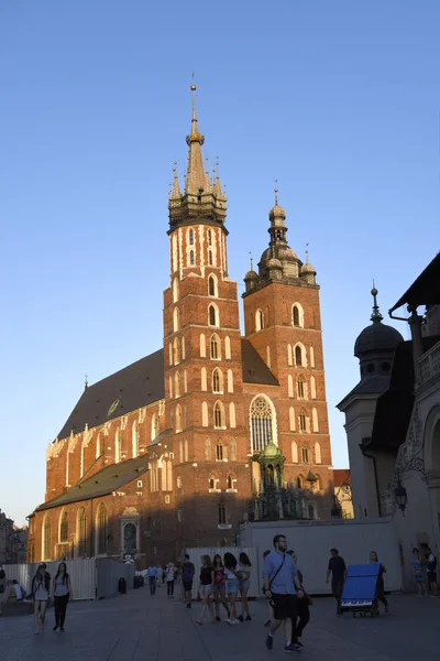 クラクフ ポーランドの非公式の文化的な首都の Mariacki 教会は 2000 年の公式欧州文化首都に選ばれました 700 万の訪問者を集めて ローカルおよび国際観光客にとっては大きな魅力です — ストック写真