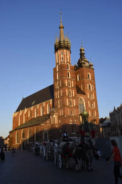 クラクフ ポーランドの非公式の文化首都 2000 年の公式欧州文化首都に選ばれました それはローカルおよび国際観光客にとっては大きな魅力です これは Mariacki 教会やセント メアリーズ教会 — ストック写真