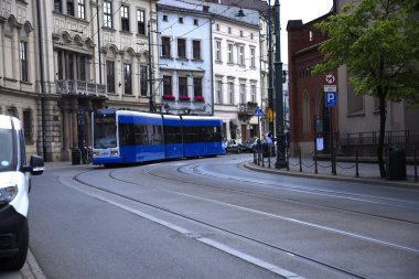 Polonya Krakow şehir genelinde uzanır bir geniş tramvay sistemi var. Ücretleri pahalı değildir ve tramvaylar sıktır. Bu büyüleyici kenti görmek için iyi bir yoldur