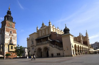 Cloth Hall Krakow Polonya, olarak da bilinen Sukiennice Cloth Hall pazar meydanında. Bu tezgahları satan mücevher, yerel el sanatları ve oyuncaklar ile Pazar Hall olduğunu
