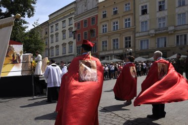 Corpus Christi alayı Krakow Polonya her yıl Mayıs ayında vardır. Polonya Katolik bir ülke ve çok dindar insanlardır. Kralow kiliseler kent olan 65 nci yüzyılda inşa edildi ibadet 120'den fazla yerleri ile denir