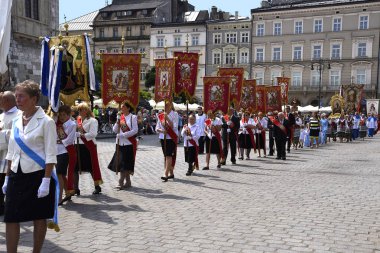 Corpus Christi alayı Krakow Polonya her yıl Mayıs ayında vardır. Polonya Katolik bir ülke ve çok dindar insanlardır. Kralow kiliseler kent olan 65 nci yüzyılda inşa edildi ibadet 120'den fazla yerleri ile denir