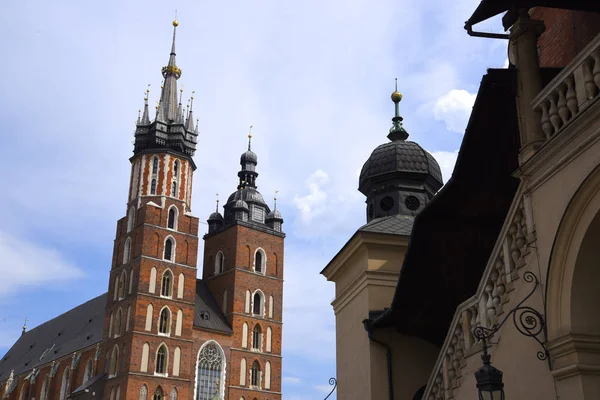 ポーランドではクラクフ トランペットの信号は背の高い塔の上から再生時間ごとに Mariacki の教会のおとぎ話の塔 モンゴルの攻撃の警鐘を鳴らす一方 トランペッターが殺されたのたびに遮断 — ストック写真
