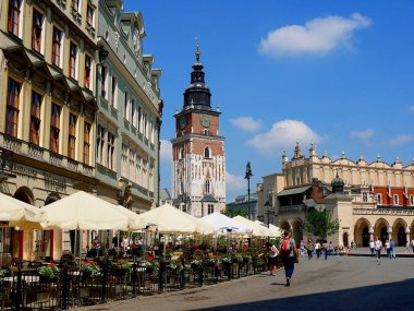 Krakow yedi milyon yıllık ziyaretçi çeken yerli ve yabancı turistler için önemli bir cazibe vardır. Önemli yerler ve gündüz insanlar, Bar ve buskers canlı Eski Pazar Meydanı dahil
