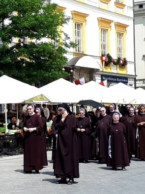 Corpus Christi alayı Krakow Polonya her yıl Mayıs ayında vardır. Polonya Katolik bir ülke ve çok dindar insanlardır. Kralow kiliseler kent olan 65 nci yüzyılda inşa edildi ibadet 120'den fazla yerleri ile denir