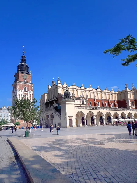 クラクフ ポーランドの非公式の文化首都 2000 年の公式欧州文化首都に選ばれました 聖マリアとメイン マーケット広場など 主要なランドマーク大聖堂と居心地織物会館 — ストック写真