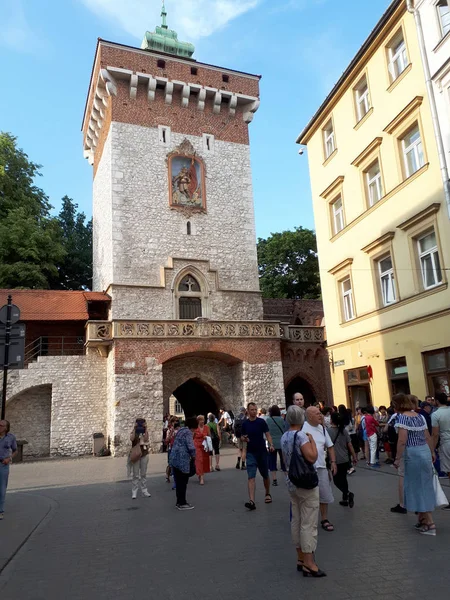中世纪的圣弗洛里安的门与巴比肯沿皇家加冕路线 它是通往波兰克拉科夫老城区的历史门户 克拉科夫堡垒是一个巴比肯人的设防前哨 曾经连接到城墙 — 图库照片