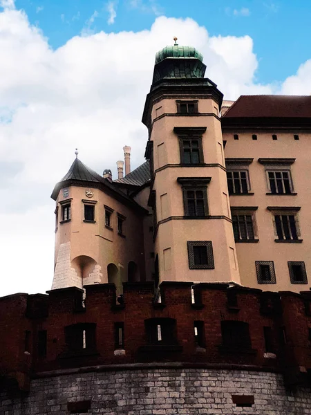 波兰克拉科夫的皇家瓦维尔城堡和大教堂吸引着来自世界各地的游客 它被用作表演和聚会的场所 — 图库照片