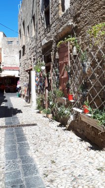 Rhodes, en büyük Greeces oniki adaların tarafından St. John Şövalyeleri onun antik kalıntılar ve onun işgal kalıntıları için Crusades.The Old Town özellikleri sırasında Grand Master ve dar dolambaçlı sokakları castlelike Sarayı tanınır