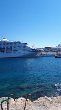 Mandraki Limanı Yunan Adası Rhodes.Three yel değirmenleri ve St Nikolas fort üzerinde durmak Harbour duvar ve Governors Palace bir tarafında ve kilise varsayım diğer stand. Derin deniz Limanı yolcu gemilerine için yakındadır
