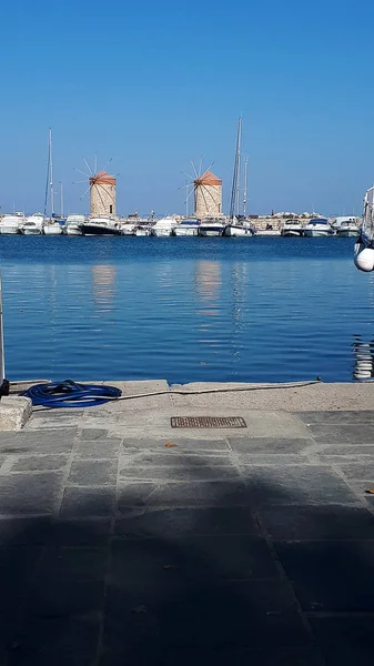 Mandraki Havn Den Greske Øya Rhodes Tre Vindmøller Festningen Nikolas – stockfoto
