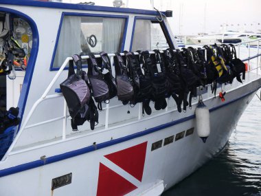 Mandraki Limanı Yunan Adası Rhodes.Three yel değirmenleri ve St Nikolas fort üzerinde durmak Harbour duvar ve Governors Palace bir tarafında ve kilise varsayım diğer tarafta. Tekne gezileri buradan diğer tatil için yapılabilir