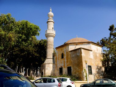 Murat Reis Camii ve o Türk mezarlığı Mandraki Limanı Rodos Adası yakın. Bu kurucusu ve Kanuni Sultan Süleyman Amirali sonra adını aldı. 
